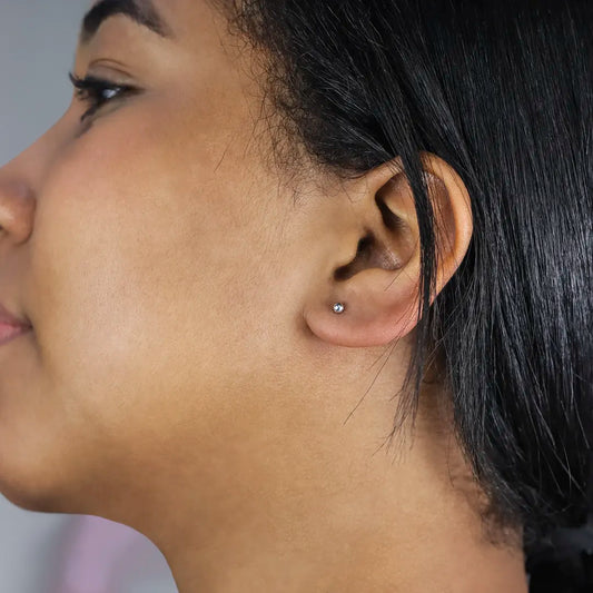 Oreja de mujer con topito de esfera lisa de 3.0mm en oro blanco de 18 quilates, hechos en Joyería Caracas. 