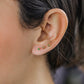 Oreja de mujer con topito biselado en oro amarillo de 18 quilates con esmeralda de 2.75mm, hechos en Joyería Caracas. 