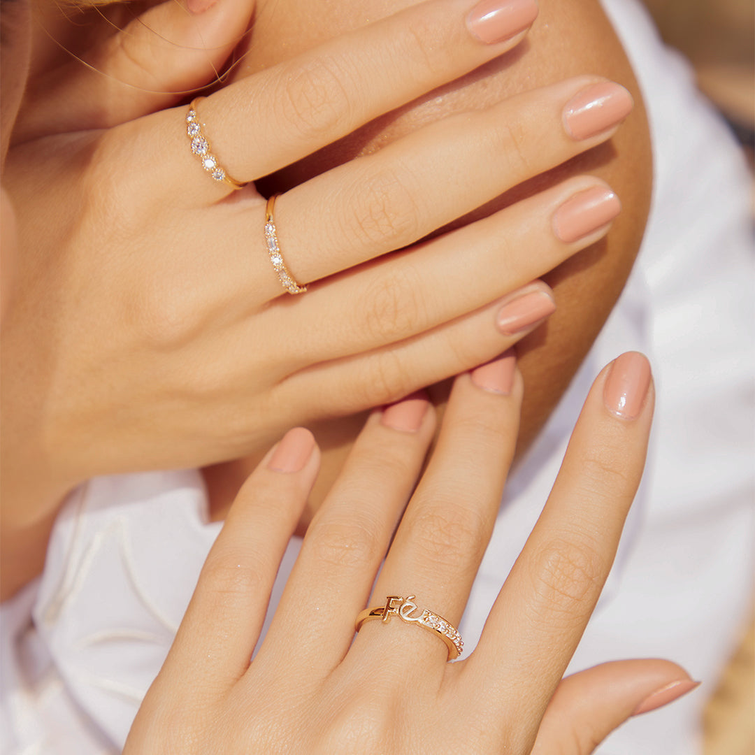 Mano de mujer con anillo en oro amarillo de 18 quilates y diamantes de color blanco, hecho en Joyería Caracas. 
