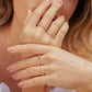 Mano de mujer con anillo en oro amarillo de 18 quilates con piedras preciosas de diamantes de color blanco, hecho en Joyería Caracas. 