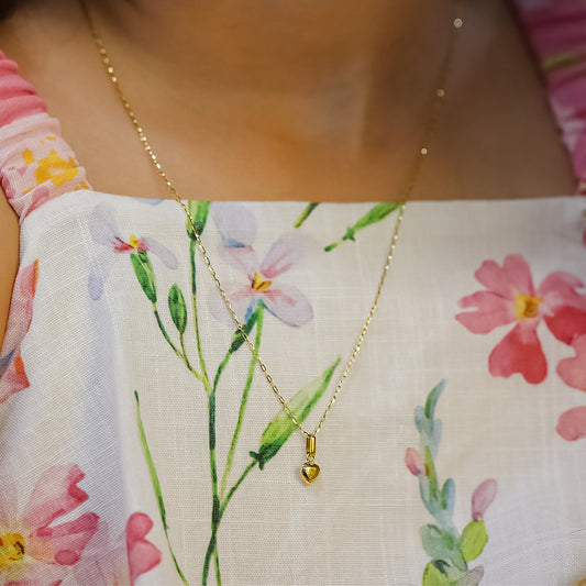 Cuello de mujer con cadena clip de 50cm en oro amarillo de 18 quilates, hecho en Joyería Caracas. 