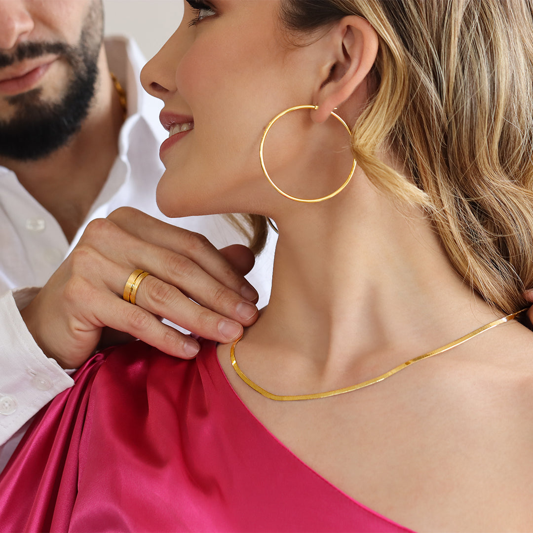 Mano de hombre usando argolla de matrimonio en oro amarillo de 18 quilates, hecho en Joyería Caracas. 