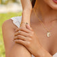 Mano de mujer usando anillo con un ángel en el centro en oro amarillo de 18 quilates, hecho en Joyería Caracas. 