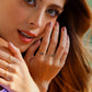 Mano de mujer con anillo en oro amarillo de 18 quilates con cristales de distintos colores, hecho en Joyería Caracas. 