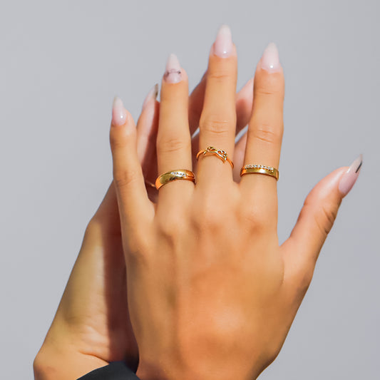 Mano de mujer con argolla de matrimonio en oro amarillo de 18 quilates y cristales de color blanco, hecho en Joyería Caracas. 