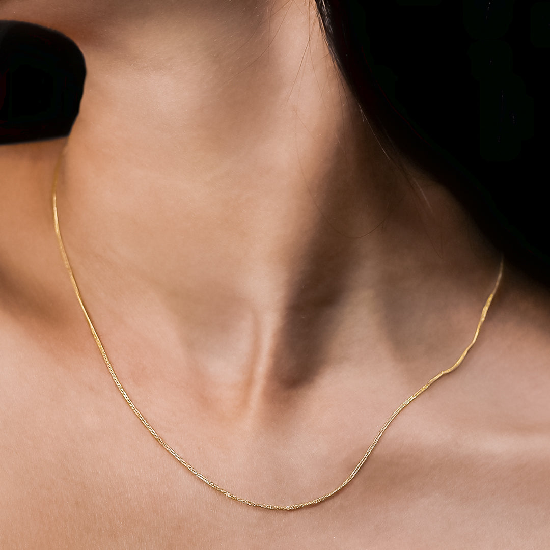 Cuello de mujer con cadena en tejido singapur en oro amarillo de 18k, hecho en Joyería Caracas. 