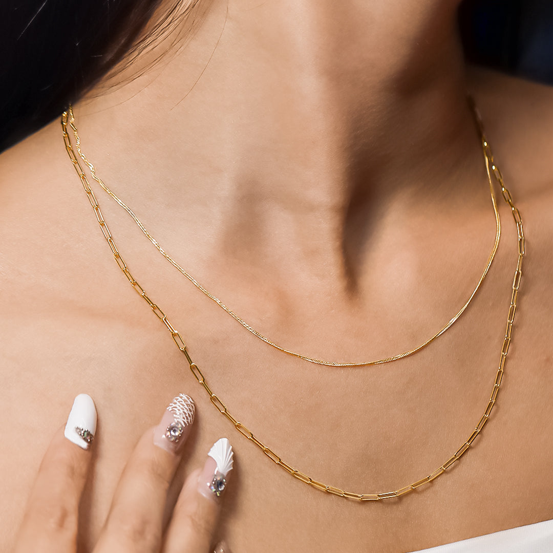 Cuello de mujer con cadena clip lisa de 60cm en oro amarillo de 18 quilates, hecho en Joyería Caracas. 