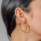 Oreja de mujer con earcuff en oro amarillo de 18 quilates y cristales de color blanco, hecho en Joyería Caracas. 