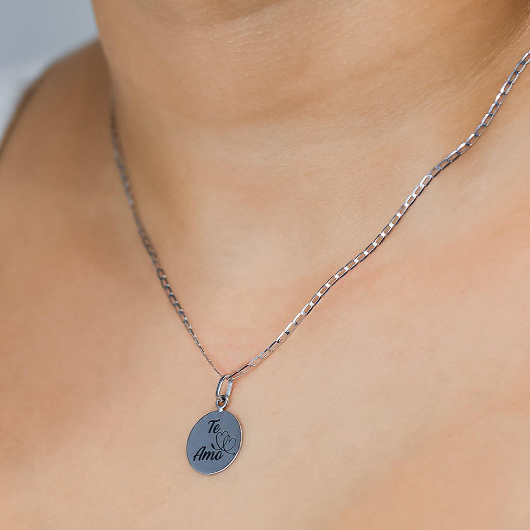 Cuello de mujer con cadena en tejido cubano alargada de 40cm en oro blanco de 18 quilates, hecho en Joyería Caracas. 