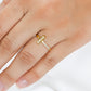Mano de mujer con anillo en oro amarillo de 18 quilates con cristales de color blanco, hecho en Joyería Caracas. 