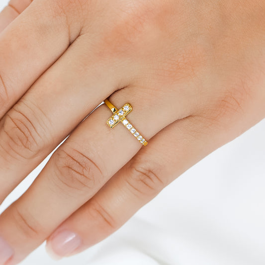 Mano de mujer con anillo en oro amarillo de 18 quilates con cristales de color blanco, hecho en Joyería Caracas. 