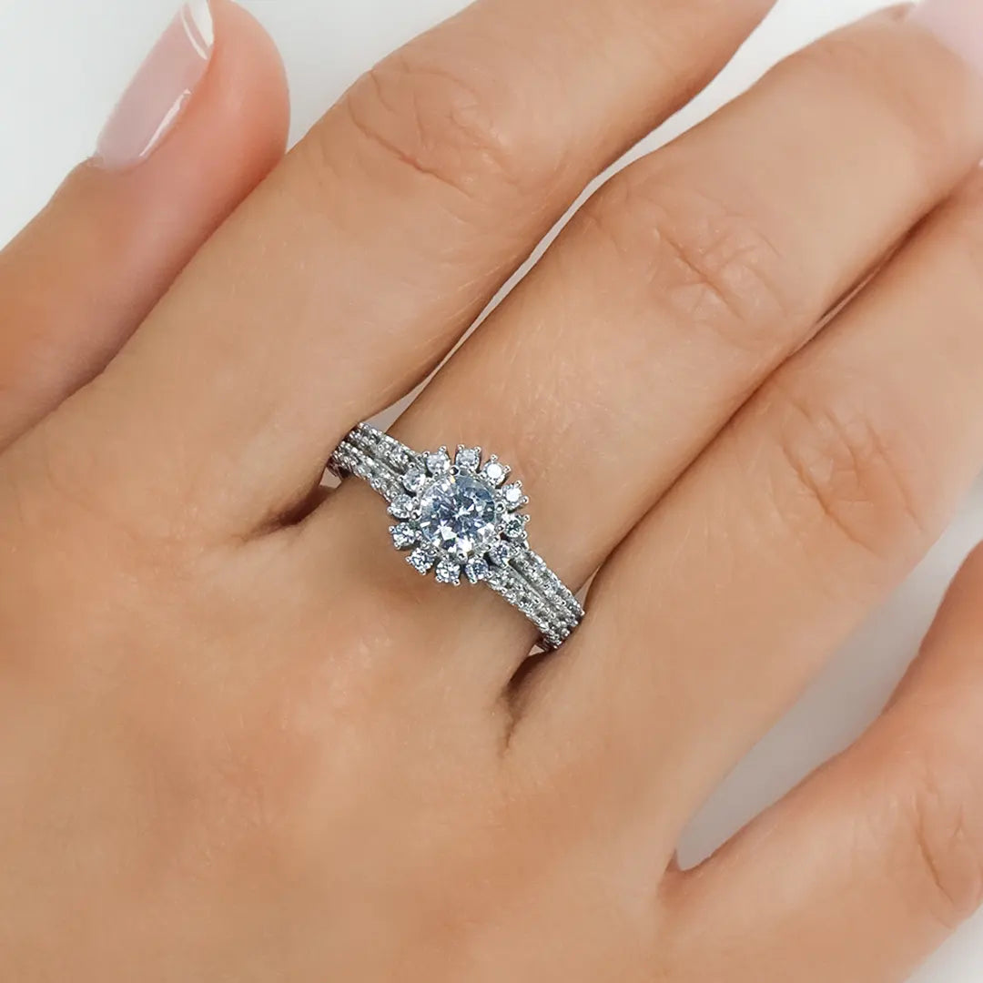Mano de mujer con anillo en oro blanco de 18 quilates con cristales de color blanco, hecho en Joyería Caracas. 