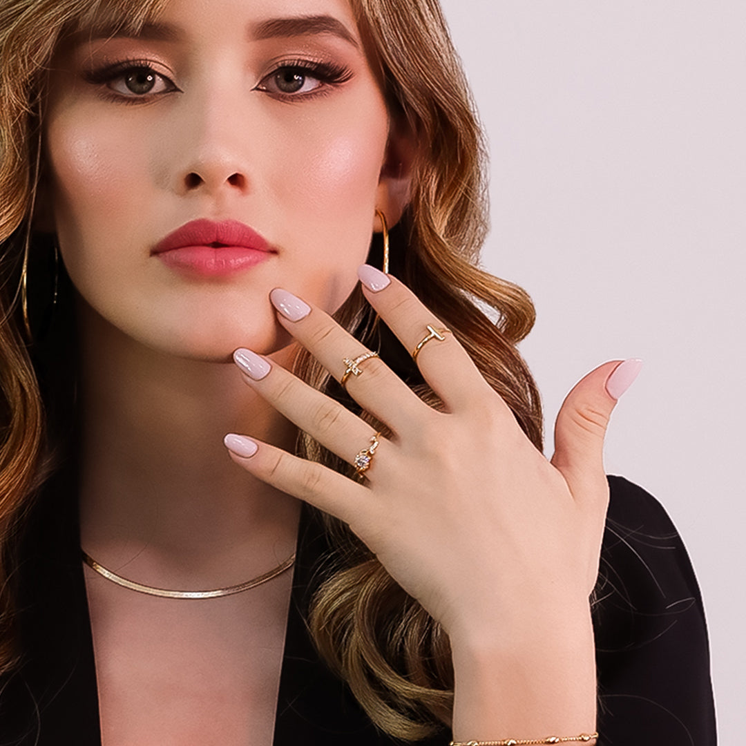 Mano de mujer con anillo en oro amarillo de 18 quilates, hecho en Joyería Caracas. 
