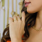 Mano de mujer con anillo semanario en oro amarillo de 18 quilates, hecho en Joyería Caracas. 