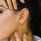 Oreja de mujer con topito caterpillar en oro amarillo de 18 quilates con cristales de color blanco, hechos en Joyería Caracas. 