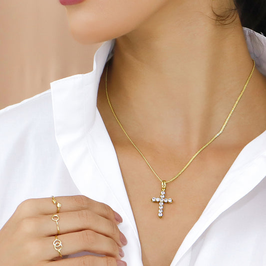 Mano de mujer usando anillo con 2 círculos unidos simbolizando el amor eterno en oro amarillo de 18 quilates, hecho en Joyería Caracas. 