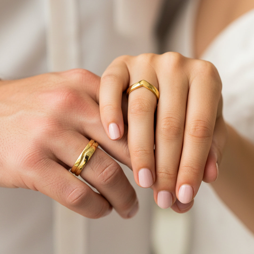 Mano de pareja usando unas argollas de matrimonio en oro amarillo de 18 quilates de Joyería Caracas. 