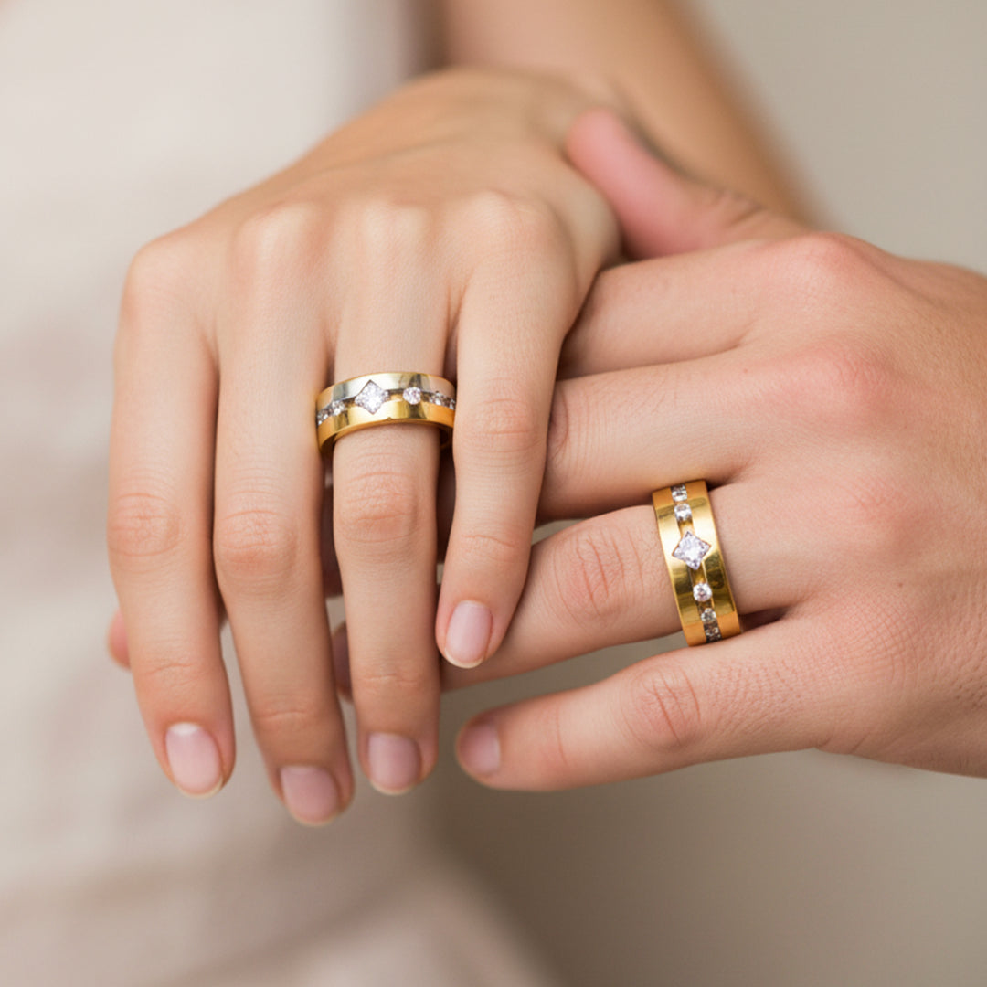 Mano de pareja en matrimonio usando unas argollas en oro amarillo y blanco de 18 quilates con Diamantes de Joyería Caracas.