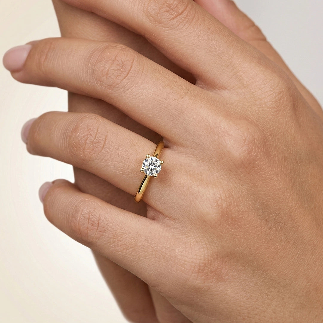 Anillo pirámide Moissanite 4,5mm