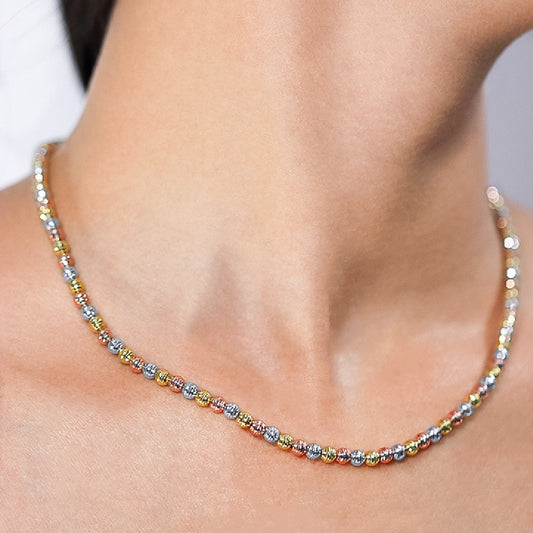 Cuello de mujer con gargantilla de esferas diamantadas en oro amarillo, blanco y rosa de 18 quilates, hecho en Joyería Caracas. 