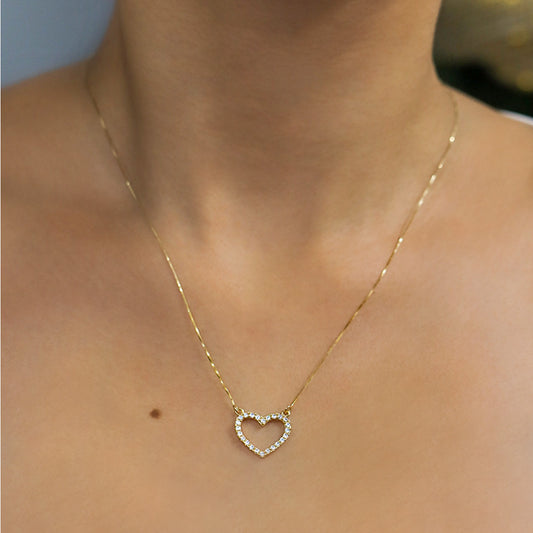 Cuello de mujer con gargantilla veneciana y corazón en oro amarillo de 18 quilates con cristales de color blanco, hecho en Joyería Caracas. 