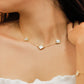 Cuello de mujer con gargantilla con formas de tréboles en oro amarillo de 18 quilates con delicados acabados en nácar, fabricado por Joyería Caracas. 