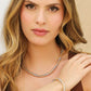 Cuello de mujer usando una gargantilla de resorte bicolor en oro amarillo y blanco de 18 quilates de Joyería Caracas. 