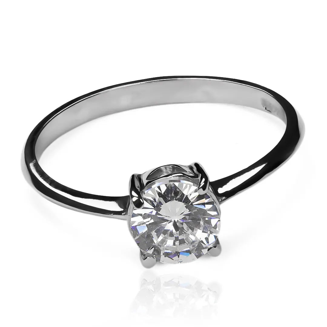 Anillo de compromiso heart box de Joyería Caracas, hecha de oro 18k y viene con un certificado de calidad y garantía de por vida.