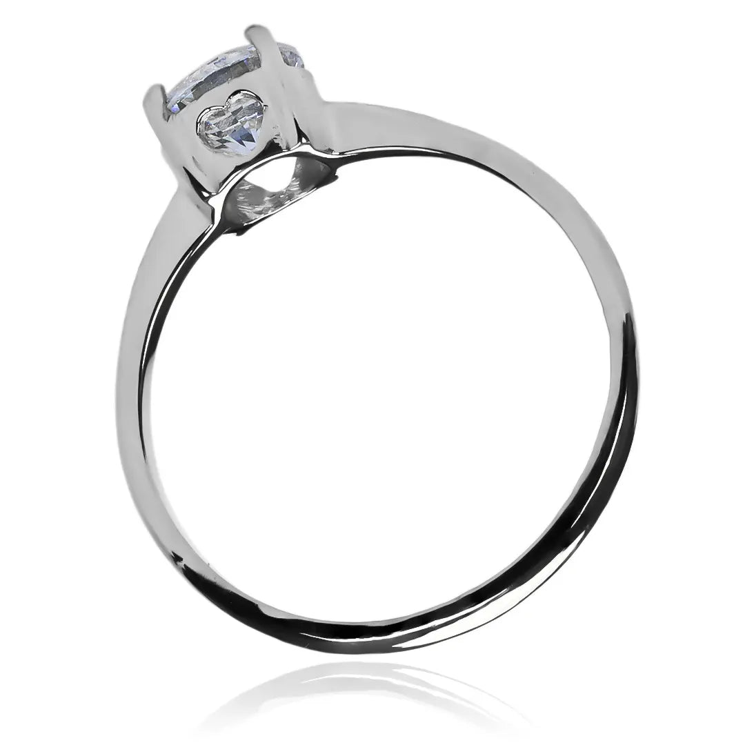 Anillo de compromiso heart box de Joyería Caracas, hecha de oro 18k y viene con un certificado de calidad y garantía de por vida.