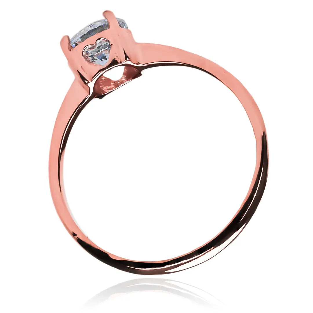 Anillo de compromiso heart box de Joyería Caracas, hecha de oro 18k y viene con un certificado de calidad y garantía de por vida.