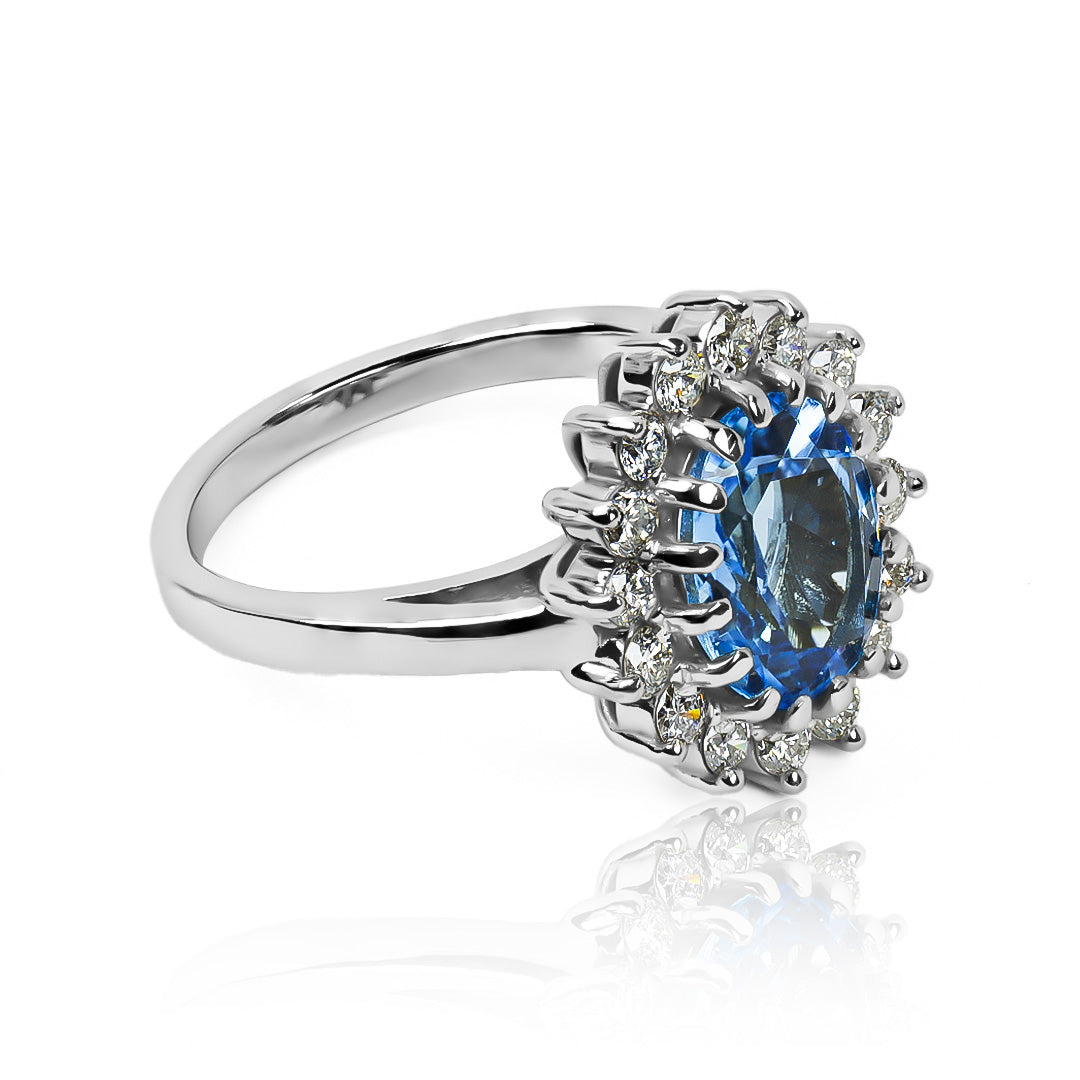 Anillo de compromiso lady tradicional de Joyería Caracas es una pieza única y exquisita, confeccionado en oro de 18 quilates con certificado de calidad.