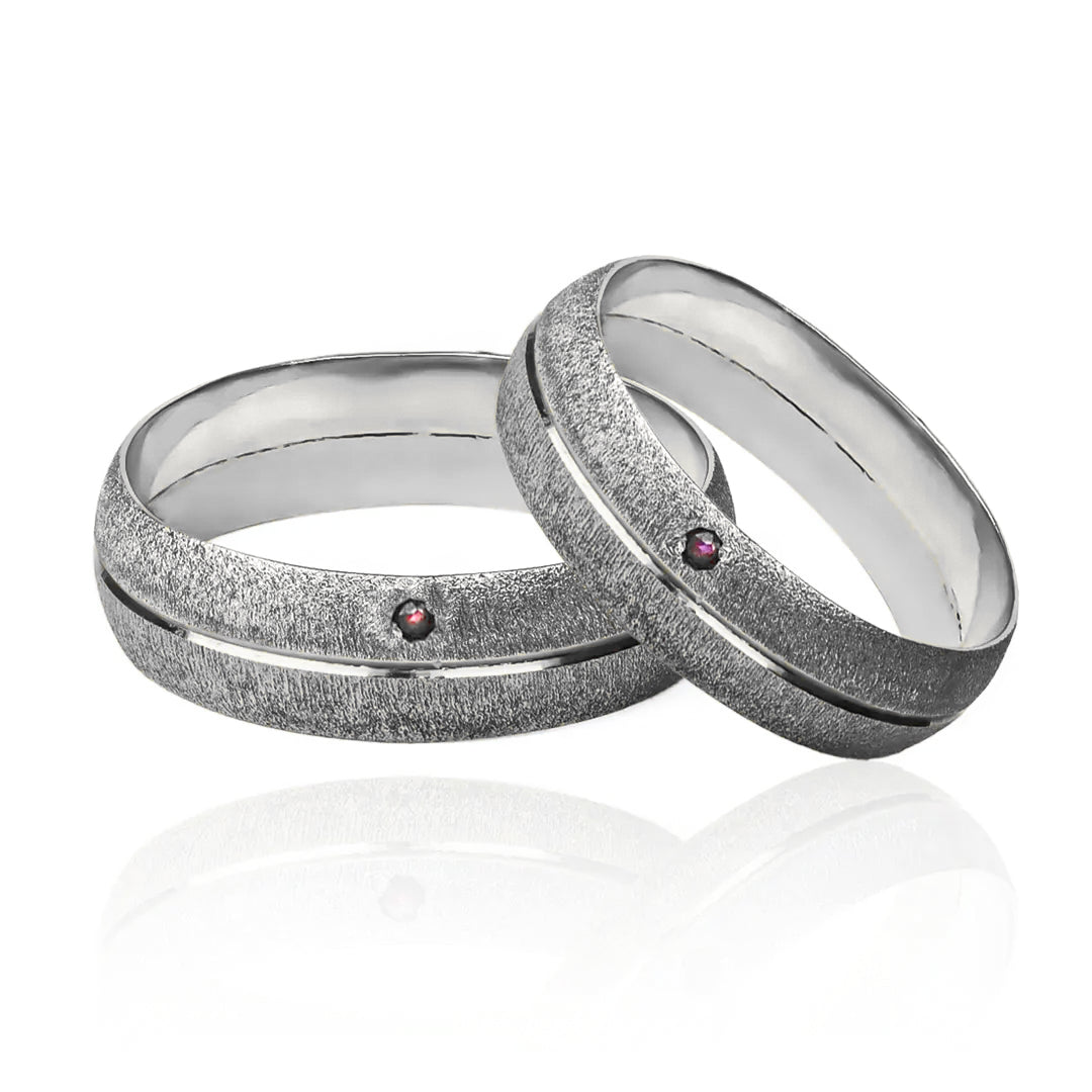 Argollas de matrimonio Mate Bicolor Rubí, fabricadas en oro 18k por Joyería Caracas, cuenta con certificado de calidad y garantía de por vida.