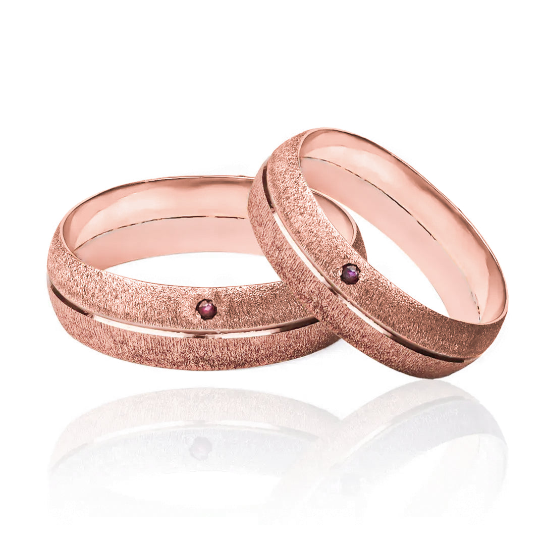 Argollas de matrimonio Mate Bicolor Rubí, fabricadas en oro 18k por Joyería Caracas, cuenta con certificado de calidad y garantía de por vida.