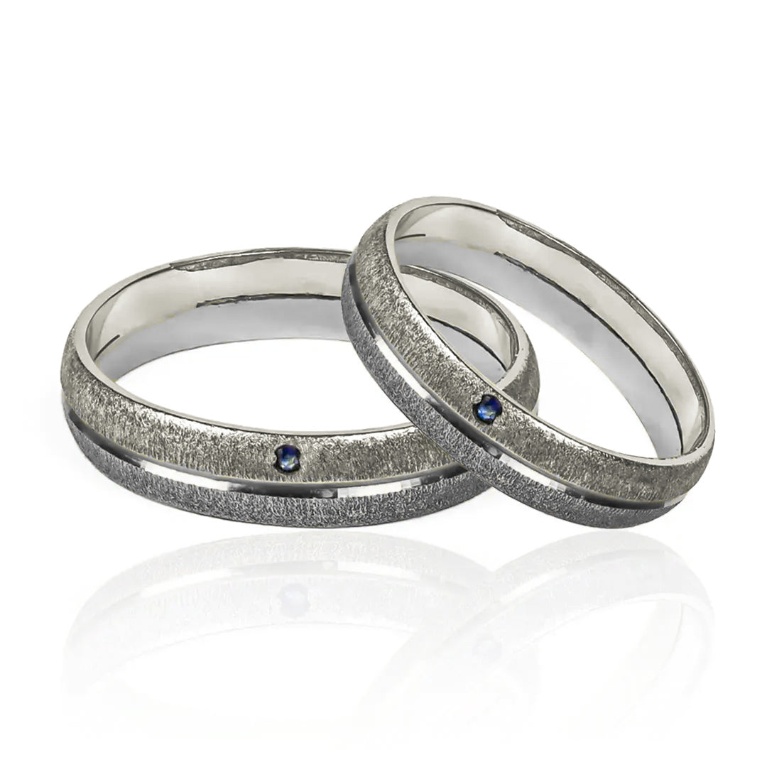 Argollas de matrimonio Mate Bicolor Zafiro, fabricadas en oro 18k por Joyería Caracas, cada una cuenta con el certificado de calidad y garantía para toda la vida.