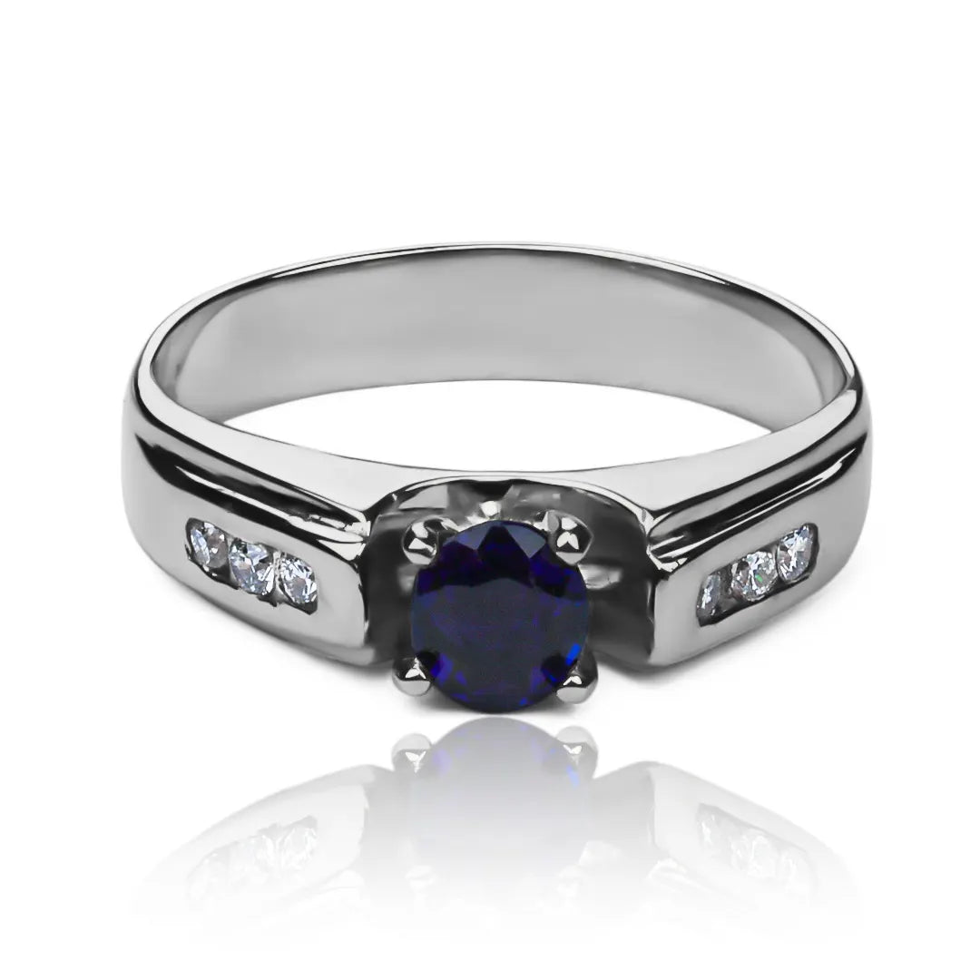 Anillo de compromiso Matti de Joyería Caracas, este anillo de oro 18k cuenta con un deslumbrante zafiro y diamantes, certificado de calidad y garantía de por vida.