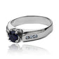 Anillo de compromiso Matti de Joyería Caracas, este anillo de oro 18k cuenta con un deslumbrante zafiro y diamantes, certificado de calidad y garantía de por vida.