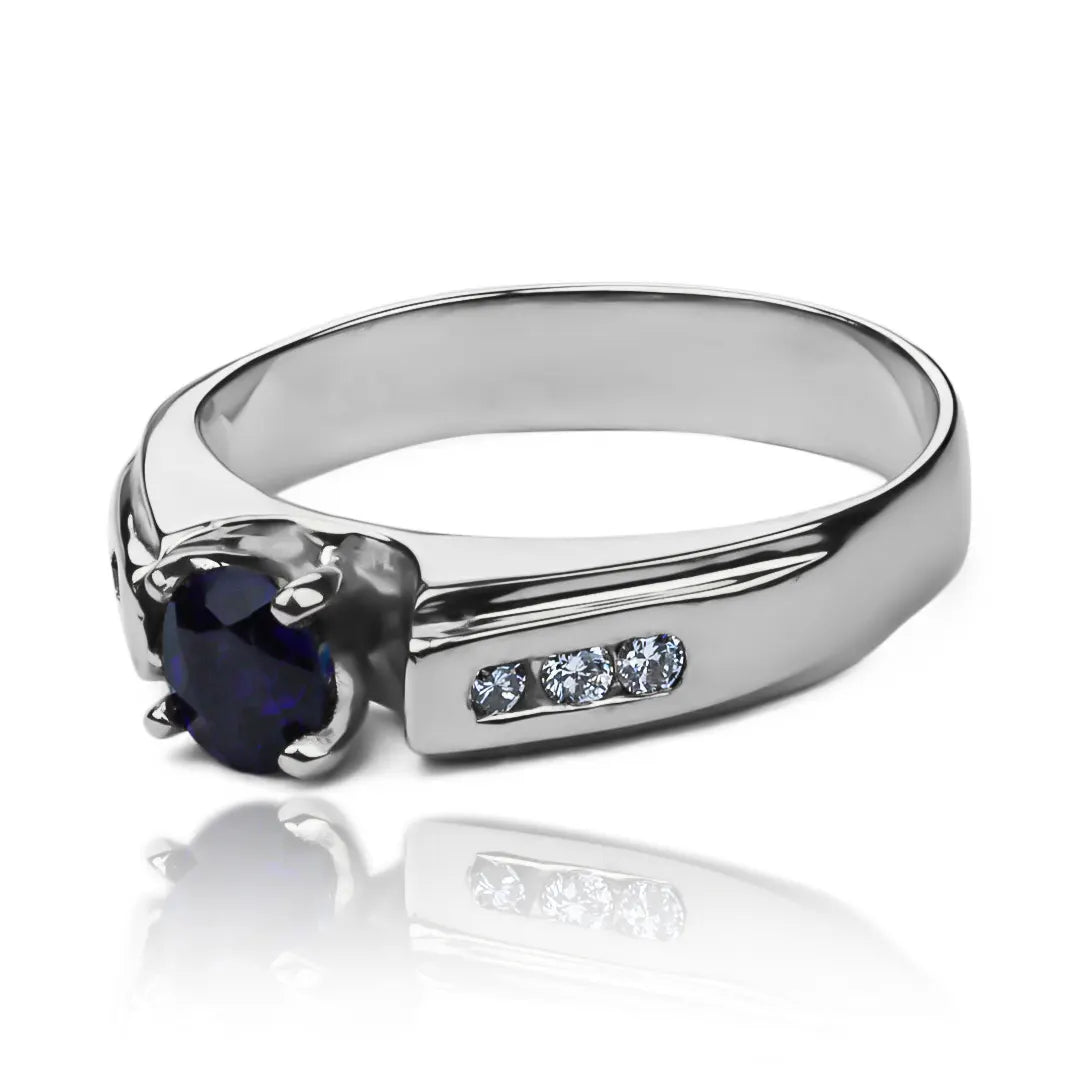 Anillo de compromiso Matti de Joyería Caracas, este anillo de oro 18k cuenta con un deslumbrante zafiro y diamantes, certificado de calidad y garantía de por vida.