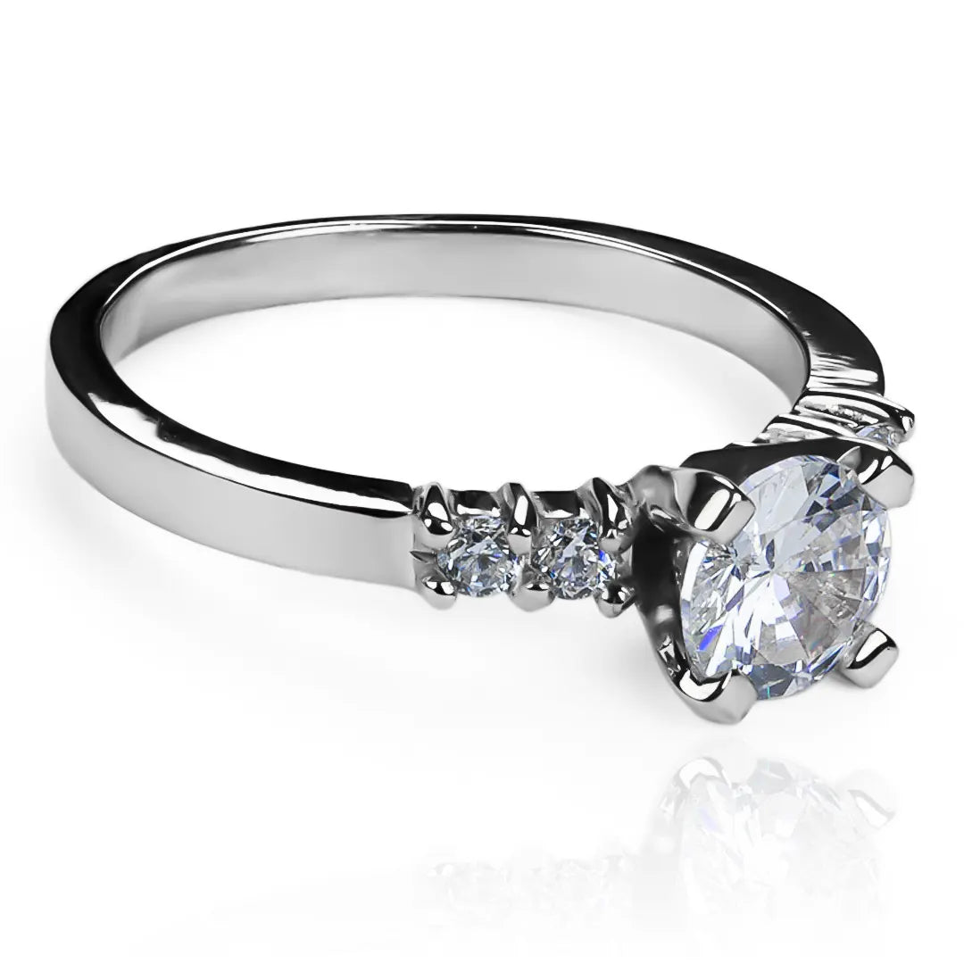 Anillo de compromiso nesJüa de Joyería Caracas, hecho en oro 18k y acompañado por un certificado de calidad y garantía que asegura su durabilidad de por vida.