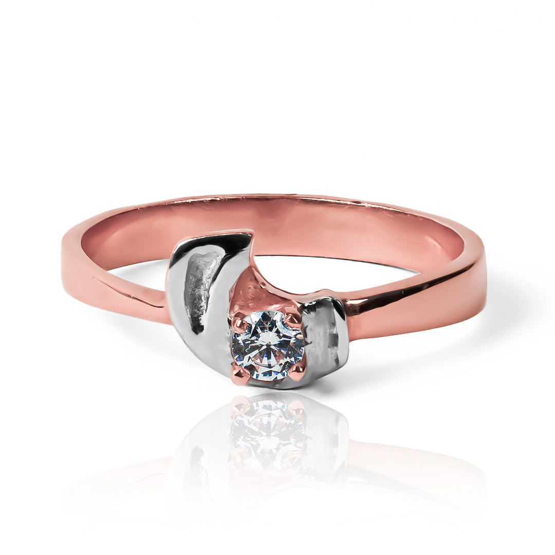 Anillo de compromiso onda bicolor es el símbolo perfecto del amor eterno. Diseñado por Joyería Caracas, en oro de 18 k y viene con un certificado de calidad y garantía para toda la vida.