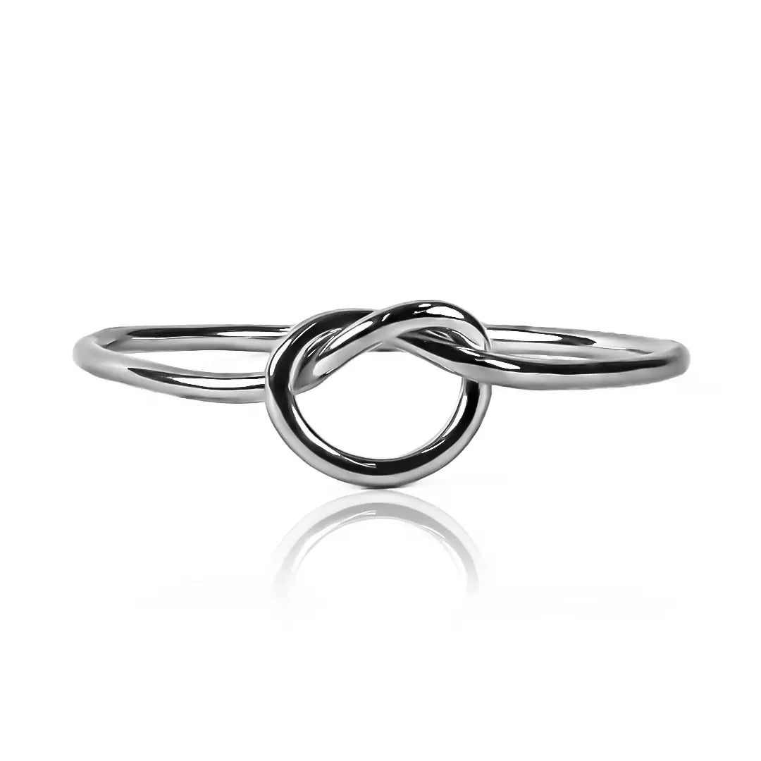 Anillo overhand knot de Joyería Caracas. Hecho de oro 18k, su diseño único y sofisticado es una verdadera obra de arte. Garantizamos su calidad de por vida.