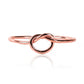 Anillo overhand knot de Joyería Caracas. Hecho de oro 18k, su diseño único y sofisticado es una verdadera obra de arte. Garantizamos su calidad de por vida.