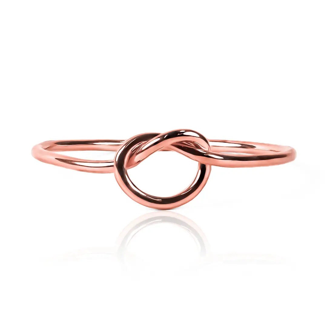 Anillo overhand knot de Joyería Caracas. Hecho de oro 18k, su diseño único y sofisticado es una verdadera obra de arte. Garantizamos su calidad de por vida.