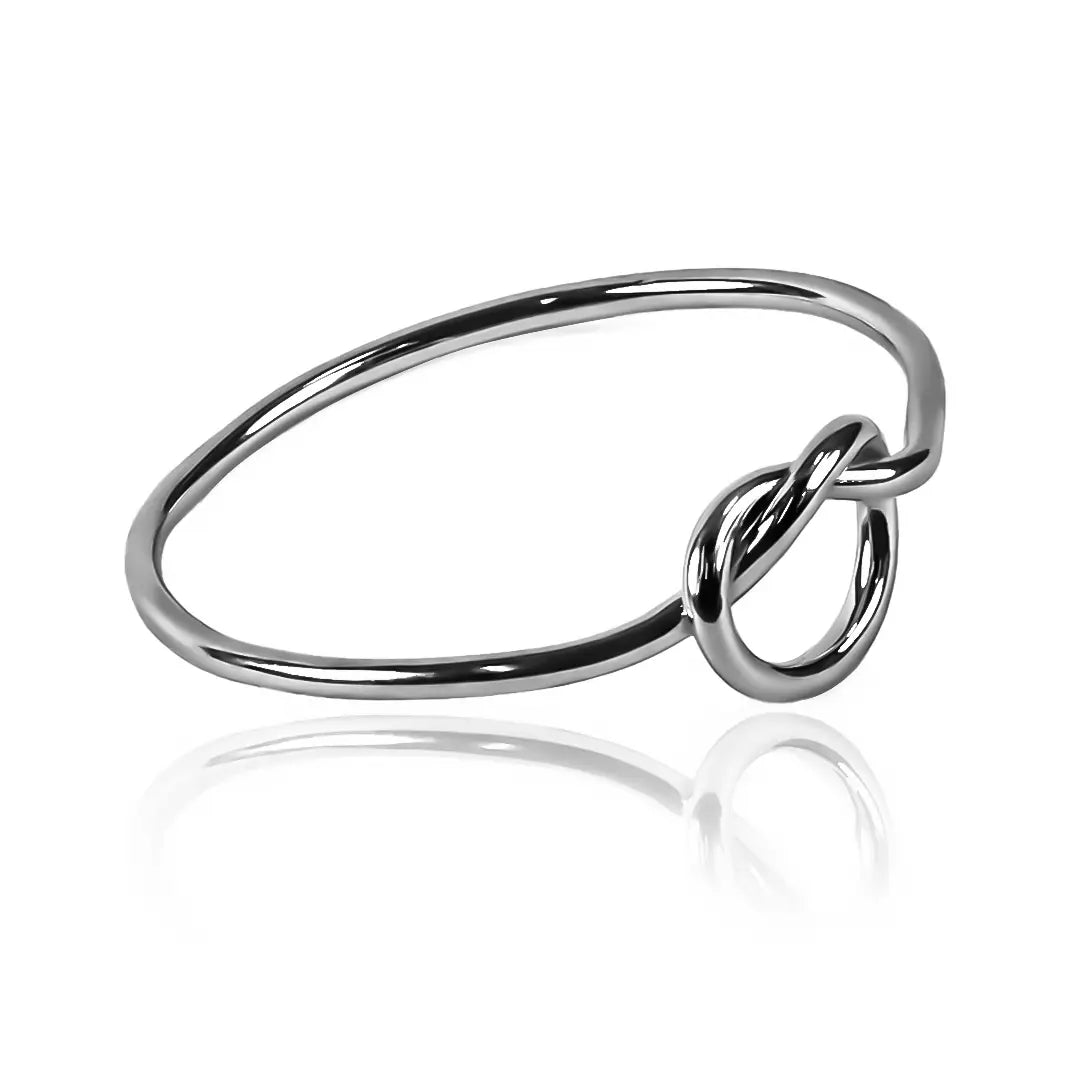 Anillo overhand knot de Joyería Caracas. Hecho de oro 18k, su diseño único y sofisticado es una verdadera obra de arte. Garantizamos su calidad de por vida.