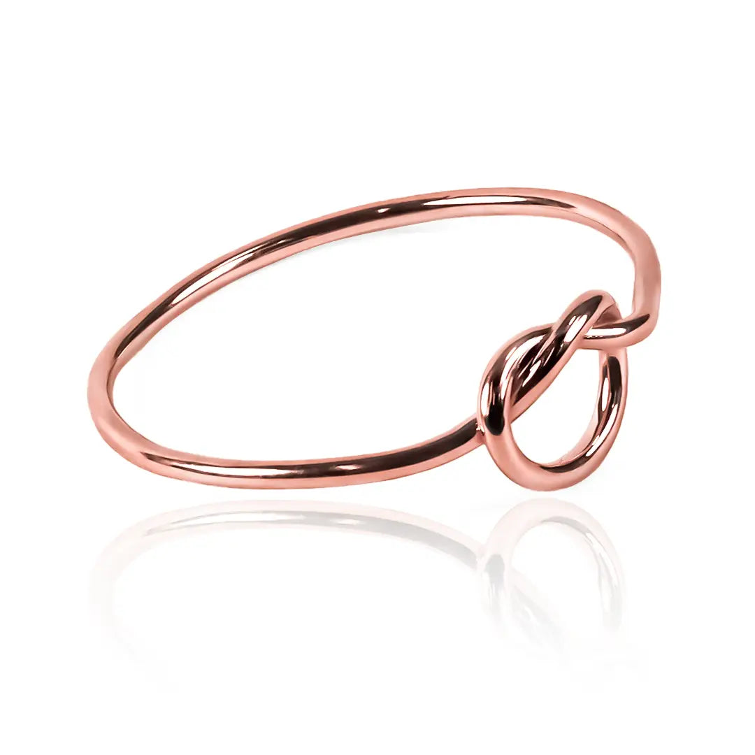 Anillo overhand knot de Joyería Caracas. Hecho de oro 18k, su diseño único y sofisticado es una verdadera obra de arte. Garantizamos su calidad de por vida.