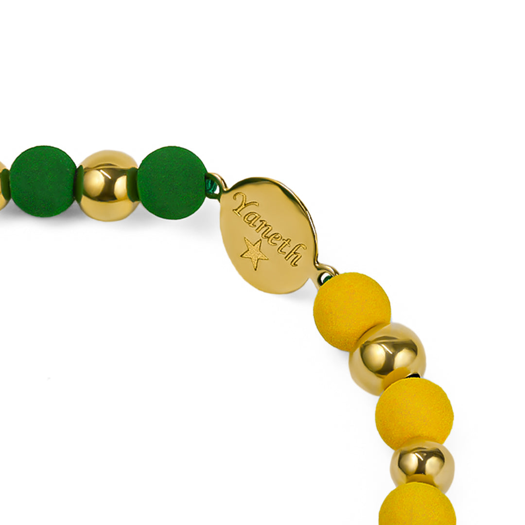 Pulsera Placa AB Personalizada de Joyería Caracas está hecha en oro 18k, con detalles en hilo coreano y bisutería de calidad. Con garantía de por vida.