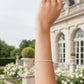 Brazo de modelo luciendo una pulsera tennis en oro blanco de 18 quilates con Diamantes de Joyería Caracas.