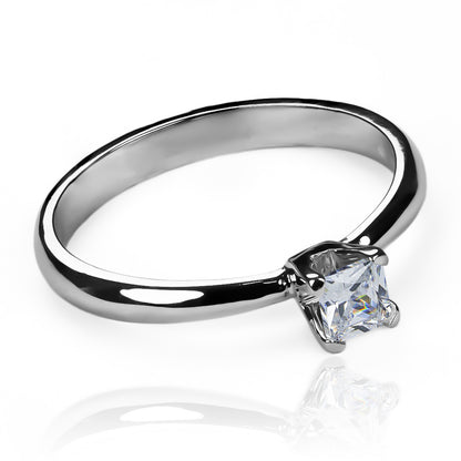 Anillo pirámide square, fabricado por Joyería Caracas en oro 18k y viene con certificado de calidad y garantía de por vida.