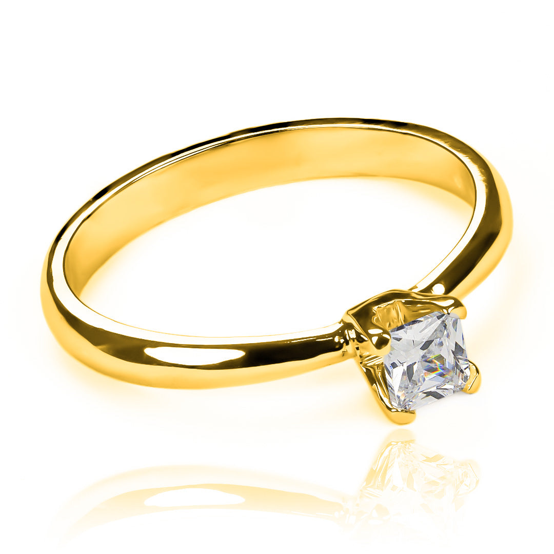 Anillo pirámide square, fabricado por Joyería Caracas en oro 18k y viene con certificado de calidad y garantía de por vida.