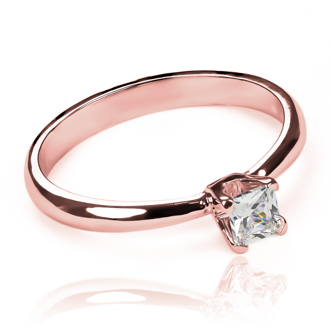 Anillo pirámide square, fabricado por Joyería Caracas en oro 18k y viene con certificado de calidad y garantía de por vida.