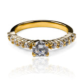Anillo de compromiso solitario AGlove JC, fabricado por Joyería Caracas, utilizando oro de 18 quilates de la más alta calidad y con un certificado de garantía para toda la vida.